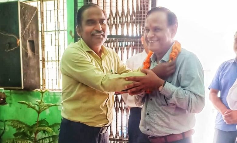 नवागत जिला विद्यालय निरीक्षक प्रदीप कुमार मौर्या ने किया पदभार ग्रहण