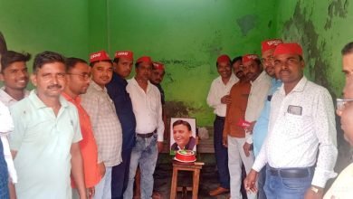 सपाइयों ने सपा मुखिया पूर्व मुख्यमंत्री अखिलेश यादव का केक काटकर मनाया 50 वां जन्मदिन, दीर्घायु की कामना की