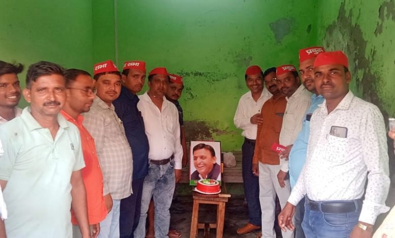 सपाइयों ने सपा मुखिया पूर्व मुख्यमंत्री अखिलेश यादव का केक काटकर मनाया 50 वां जन्मदिन, दीर्घायु की कामना की