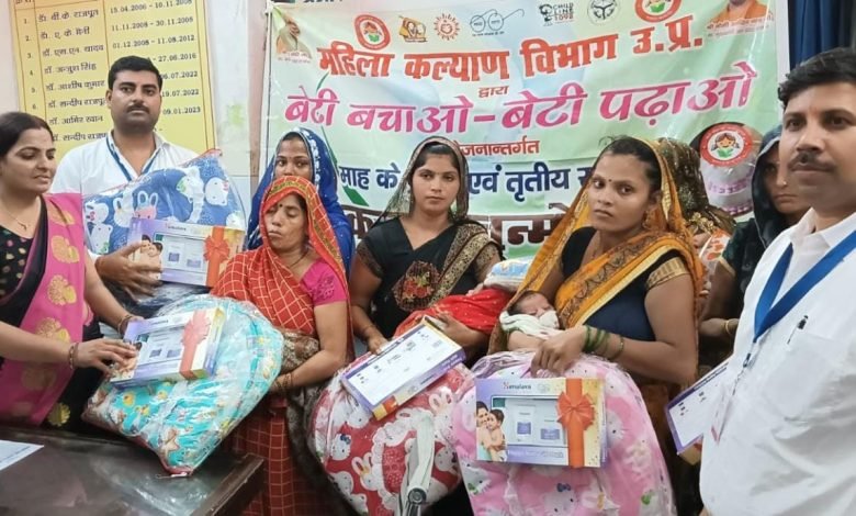 कासगंज: अमांपुर प्रथामिक स्वास्थ्य केंद्र पर कन्या जन्मोत्सव मनाया, बेटियों को वितरित कीं बेबी किट