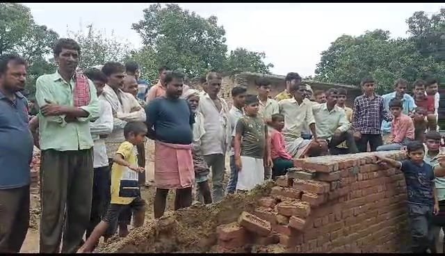 बारिश से भरभराकर गिरी नवनिर्मित दीवार, मलबे में दबकर बुजुर्ग की मौत