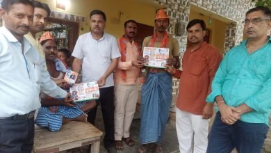भाजपा कार्यकर्ता घर घर पहुंचा रहे सरकारी योजनाएं