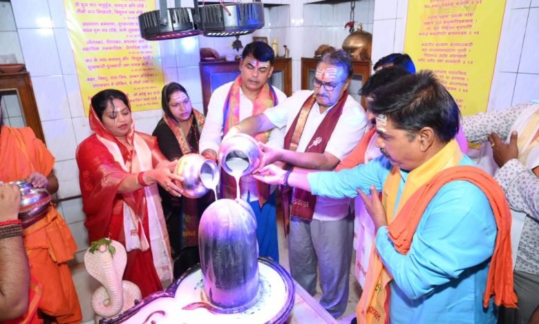 भिलाई: सावन के पहले सोमवार को राजराजेश्वरी मंदिर में भिलाई जिला भाजपा संगठन ने किया रूद्राभिषेक