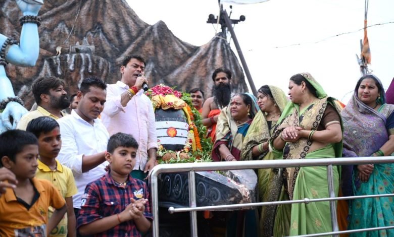 भिलाई: बैकुंठधाम शिव मंदिर में 108 किलो दूध, दही, घी, शहद और चंदन से भोलेनाथ का हुआ महारुद्राभिषेक: ड्रोन से शिवलिंग पर फूलों की वर्षा