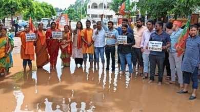 भिलाई: बीजेपी युवा मोर्चा ने पानी में खड़े होकर किया प्रदर्शन