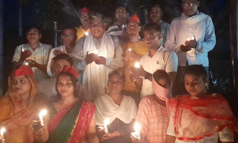 कासगंज:मणिपुर हिंसा के खिलाफ समाजवादी महिला प्रकोष्ठ ने निकाला कैंडल मार्च