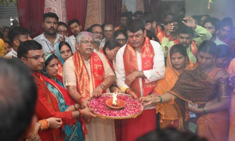 भिलाई में पूर्व नेता प्रतिपक्ष धरमलाल कौशिक ने परिवार संग की पूजा, धार्मिक आयोजन के लिए दया सिंह की थपथपाई पीठ