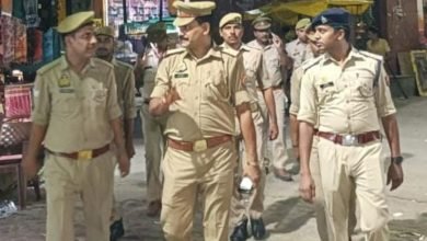 कासगंज:कांवड यात्रा और मोहर्रम को लेकर अमांपुर में पुलिस ने किया पैदल मार्च