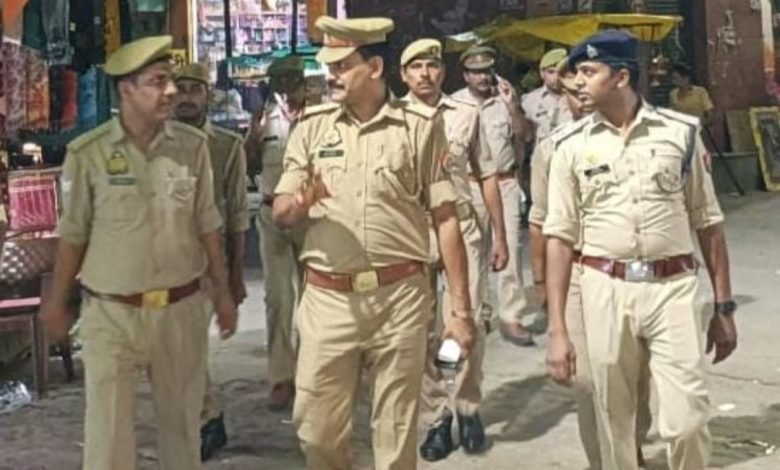 कासगंज:कांवड यात्रा और मोहर्रम को लेकर अमांपुर में पुलिस ने किया पैदल मार्च