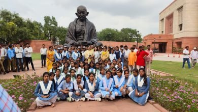सांसद राजू ने छात्र-छात्राओं व भाजपा कार्यकर्ताओं को कराया संसद भवन का भृमण