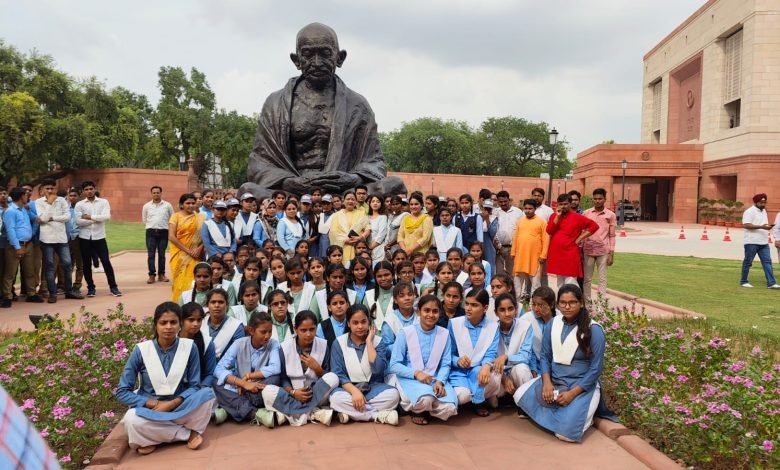 सांसद राजू ने छात्र-छात्राओं व भाजपा कार्यकर्ताओं को कराया संसद भवन का भृमण