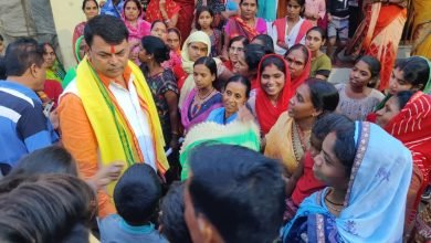 खुर्सीपार मंडल में छावनी के दो वार्डों में प्रभारी दया सिंह ने लाभार्थियों को बताया मोदी सरकार के काम