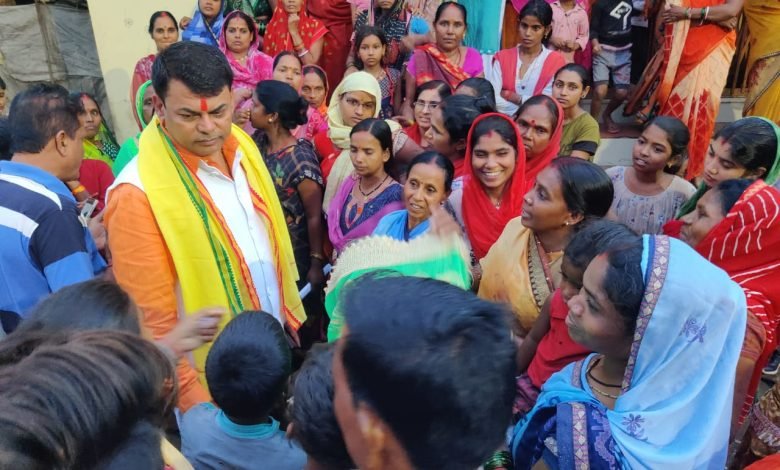 खुर्सीपार मंडल में छावनी के दो वार्डों में प्रभारी दया सिंह ने लाभार्थियों को बताया मोदी सरकार के काम