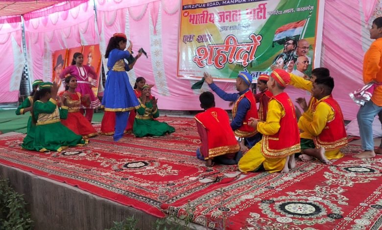 एक शाम शहीदों के नाम कार्यक्रम में शहीदों को किया याद, हुए सांस्कृतिक कार्यक्रम एक शाम शहीदों के नाम कार्यक्रम में शहीदों को किया याद, हुए सांस्कृतिक कार्यक्रम