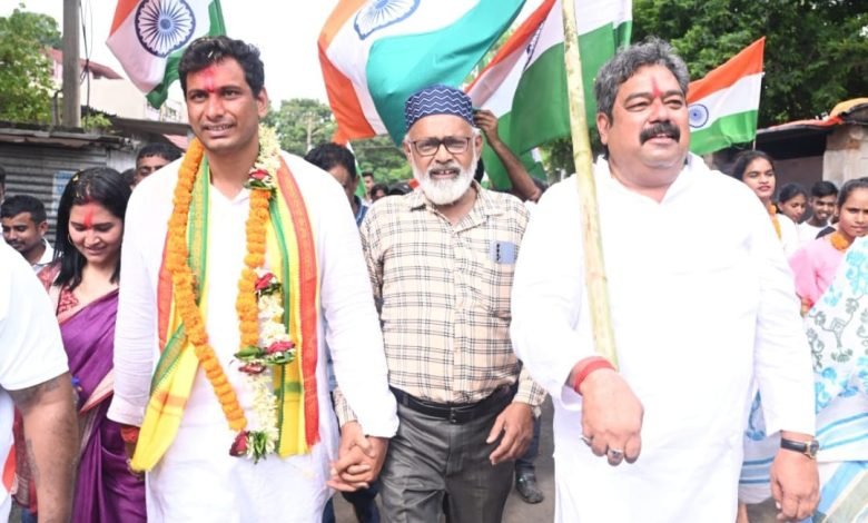 तिरंगा यात्रा में दिखी सर्वधर्म सम भाव की भावना एक रात शहीद अमित नायक उद्यान में किया विश्राम और एक रात राम मंदिर खुर्सीपार में बिताई