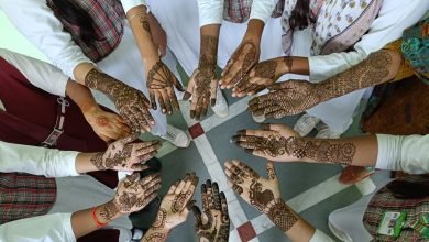 एसएन पब्लिक स्कूल में मेहंदी प्रतियोगिता का आयोजन हुआ