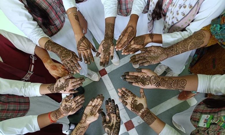 एसएन पब्लिक स्कूल में मेहंदी प्रतियोगिता का आयोजन हुआ