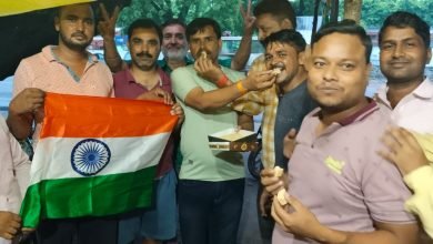 कासगंज: चन्द्रयान 3 की सफल लैंडिंग पर भाजपा कार्यकर्ताओं ने बांटी मिठाई