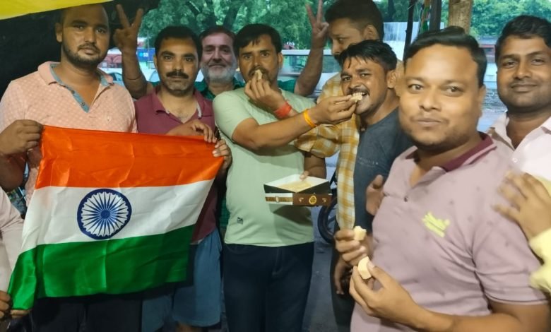 कासगंज: चन्द्रयान 3 की सफल लैंडिंग पर भाजपा कार्यकर्ताओं ने बांटी मिठाई