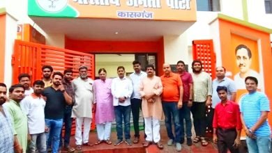 चंद्रयान 3 की सफल लेंडिंग पर भाजपा कार्यकर्ताओं ने बांटी मिठाई