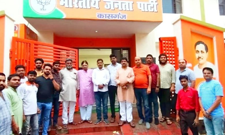 चंद्रयान 3 की सफल लेंडिंग पर भाजपा कार्यकर्ताओं ने बांटी मिठाई