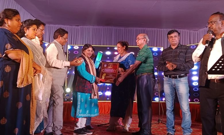 स्व मुकेश को दी गई श्रद्धांजलि… महिला पत्रकारों का हुआ सम्मान …