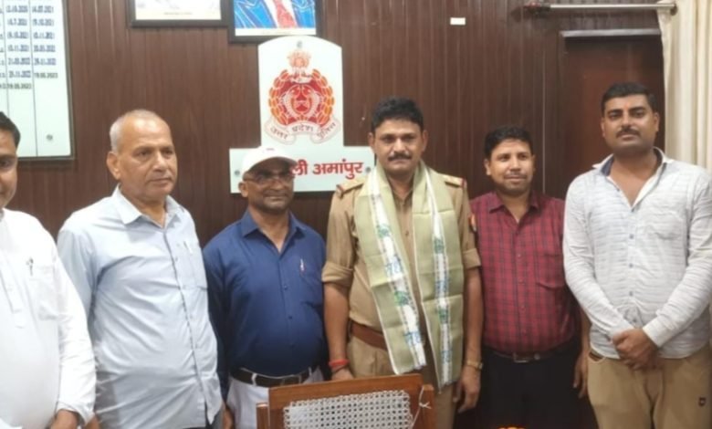 कोतवाली प्रभारी निरीक्षक को स्थानांतरण पर दी विदाई कोतवाली प्रभारी निरीक्षक को स्थानांतरण पर दी विदाई