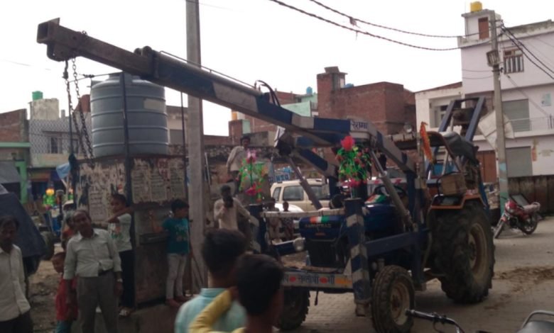 शटडाउन से आधे कस्बे की सुबह से गुल रही बिजली, लोग हुए परेशान शटडाउन से आधे कस्बे की सुबह से गुल रही बिजली, लोग हुए परेशान