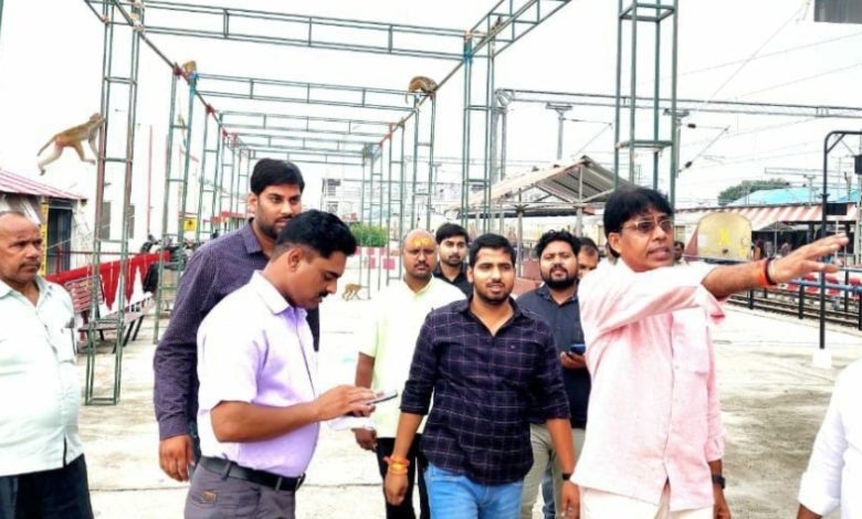 भाजपा जिलाध्यक्ष ने स्टेशन पर तैयारियों का लिया जायजा