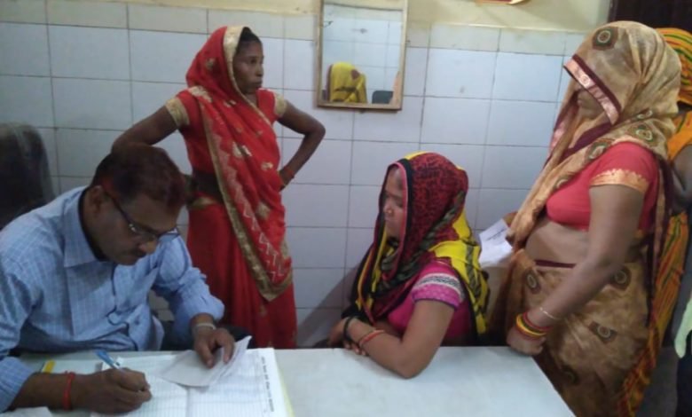 प्रथामिक स्वास्थ्य केंद्र पर पहुंचे आई फ्लू के 160 मरीज