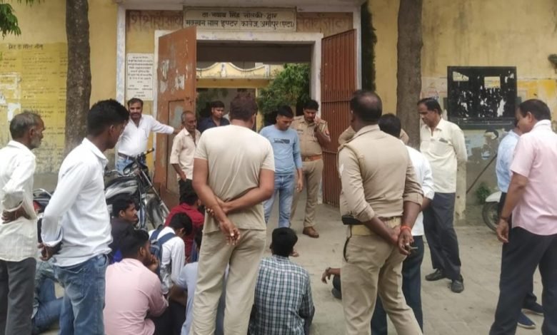 कासगंज:मक्खन लाल इंटर कॉलेज के प्रधानाचार्य द्वारा अभद्रता करने पर विधार्थी परिषद ने दिया धरना