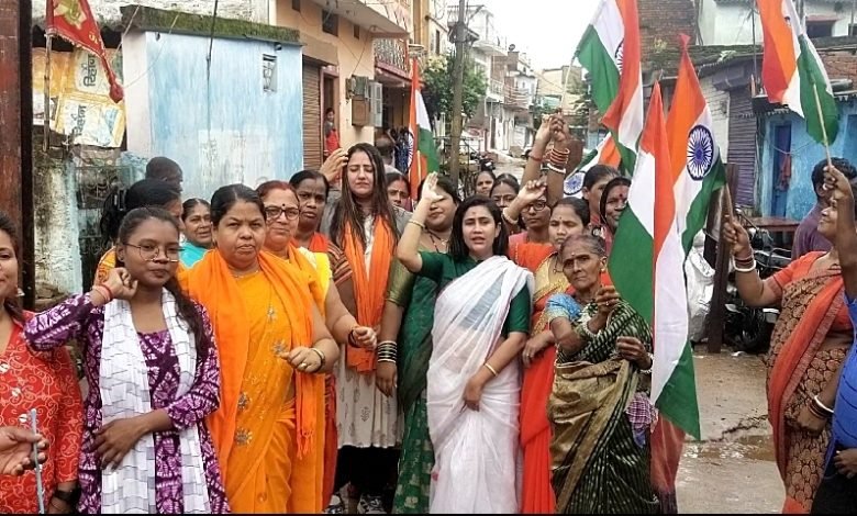 भिलाई: महिला मोर्चा ने भारत माता के जयकारों के साथ घर घर तिरंगा बाटा भिलाई: महिला मोर्चा ने भारत माता के जयकारों के साथ घर घर तिरंगा बाटा