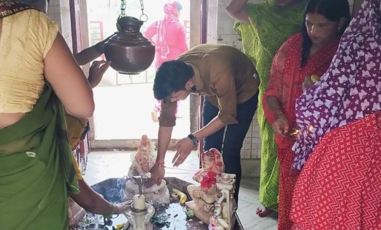 अमांपुर में सावन के छठे सोमवार को माथा टेककर मांगा आशीर्वाद