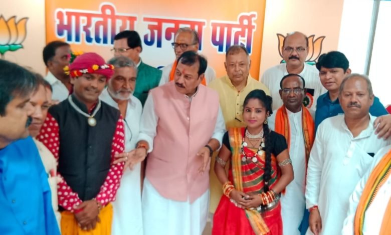 सांसद विजय बघेल जी ने जिला कार्यालयो में ध्वजारोहण किया