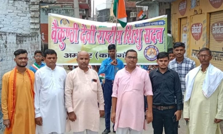 स्वतंत्रता दिवस पर देश भक्ति के रंग में रंगे दिखे स्कूली बच्चे