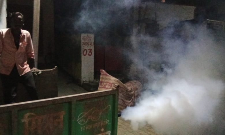 मच्छरों के खात्मे को अमांपुर नगर पंचायत ने कराई फॉगिग