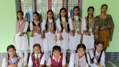 विद्यालयों में कहीं हाथों में रचाई मेहंदी तो कहीं सजाई रंगोली