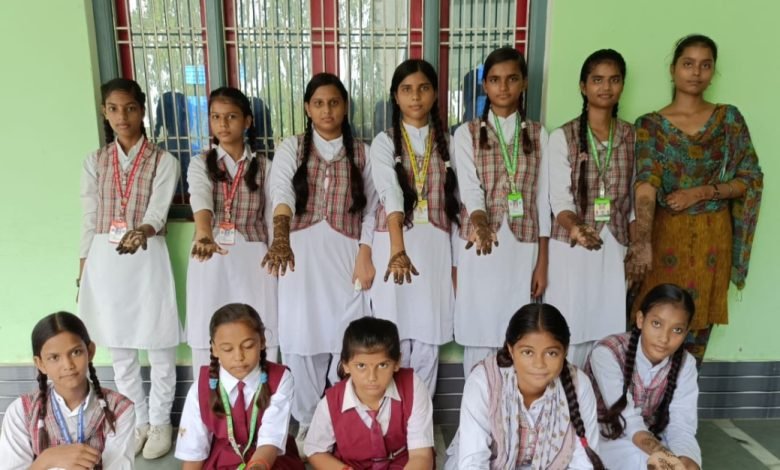 विद्यालयों में कहीं हाथों में रचाई मेहंदी तो कहीं सजाई रंगोली