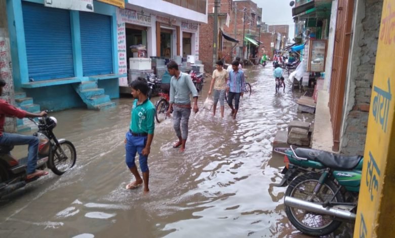 कासगंज:मंगलवार की रात से हो रही लगातार बरसात ने बढ़ाई परेशानी