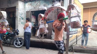 गंगाघाट से लेकर बाजार तक गूंजे रहे बम-बम, कंधे पर कांवड लिए भक्ति में लीन जा रहे कांवड़ियों की टोलियां