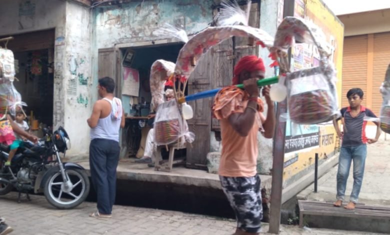 गंगाघाट से लेकर बाजार तक गूंजे रहे बम-बम, कंधे पर कांवड लिए भक्ति में लीन जा रहे कांवड़ियों की टोलियां