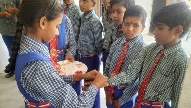 कासगंज: सेन्ट वी0एन0 पब्लिक स्कूल में छात्राओं ने छात्रों की कलाई पर बांधा रक्षासूत्र