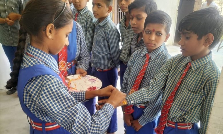 कासगंज: सेन्ट वी0एन0 पब्लिक स्कूल में छात्राओं ने छात्रों की कलाई पर बांधा रक्षासूत्र