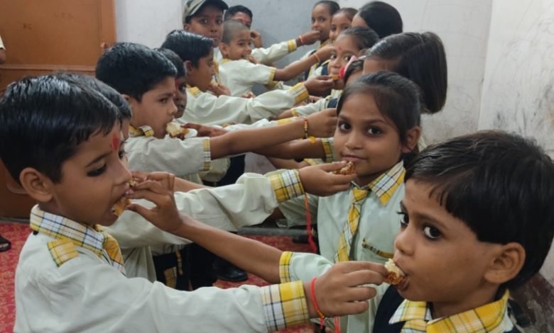 बड़े हर्षोल्लास के साथ छात्राओं ने छात्रों की कलाई पर बांधा रक्षा का सूत्र,