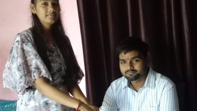 भाइयों के माथे पर तिलक कर हाथों की कलाई में बांधी राखी