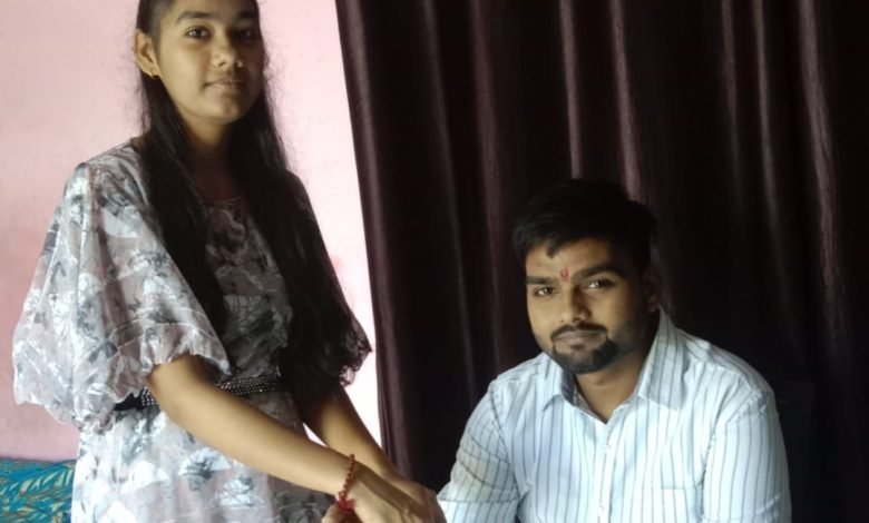 भाइयों के माथे पर तिलक कर हाथों की कलाई में बांधी राखी