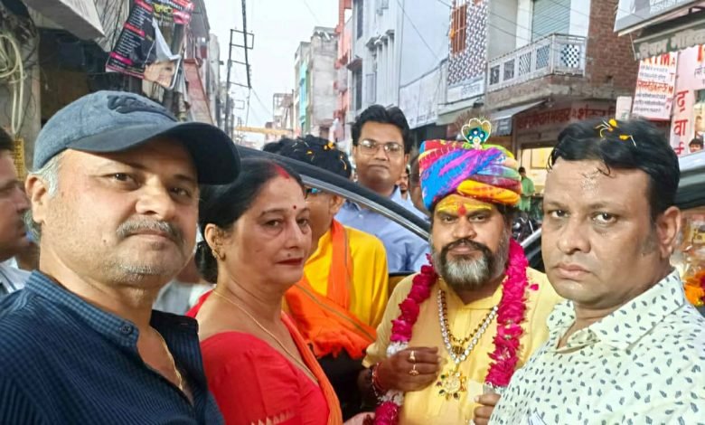 चित्रगुप्त भगवान की चरण पादुका यात्रा पर खूब बरसे फूल, जगह-जगह हुआ स्वागत चित्रगुप्त भगवान की चरण पादुका यात्रा पर खूब बरसे फूल, जगह-जगह हुआ स्वागत