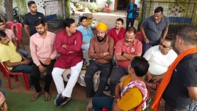 पीड़ित परिवार से मिले विधायक, ढांढस बंधाया और कहा हम हर परिस्थिति में परिवार के साथ फास्ट ट्रैक कोर्ट और मुआवजा के लिए सीएम से की बात