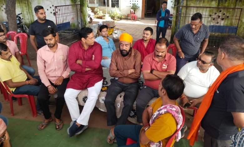 पीड़ित परिवार से मिले विधायक, ढांढस बंधाया और कहा हम हर परिस्थिति में परिवार के साथ फास्ट ट्रैक कोर्ट और मुआवजा के लिए सीएम से की बात पीड़ित परिवार से मिले विधायक, ढांढस बंधाया और कहा हम हर परिस्थिति में परिवार के साथ फास्ट ट्रैक कोर्ट और मुआवजा के लिए सीएम से की बात