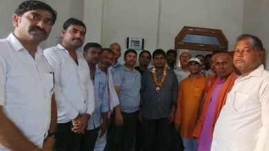 पीसीएस-जे में चयनित होने पर प्रतीक गुप्ता का अभिनंदन किया